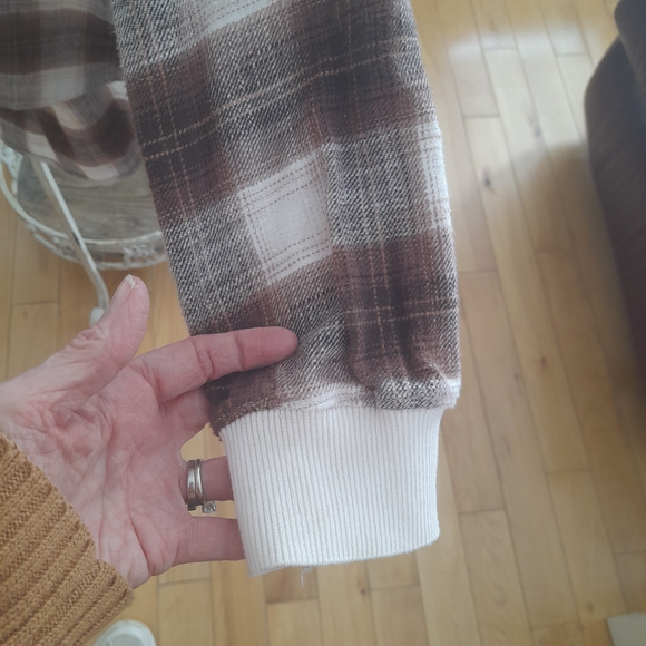 American Eagle Outfitters Plaid Shirt in Cream and Brown - Picture 5 of 7